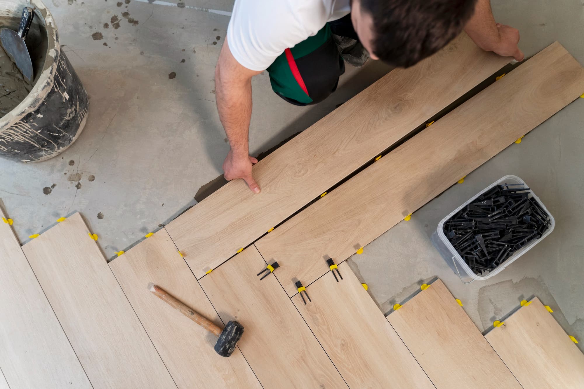 Bodenleger bei der Arbeit